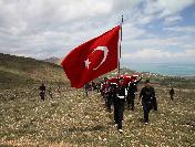 Vanlı Gençler Artos Dağı‘na Tırmanıp Halay Çekti