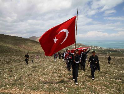 Vanlı Gençler Artos Dağı‘na Tırmanıp Halay Çekti