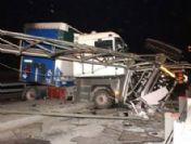 Kimyasal yük taşıyan tır metrobüs durağına daldı