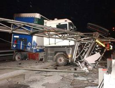 Kimyasal yük taşıyan tır metrobüs durağına daldı