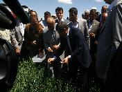 Bakan Davutoğlu Süne Mücadelesi İçin Buğday Tarlasına Girdi