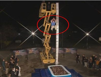 7 metreden çikolata havuzuna atladı