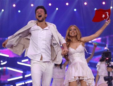 Eurovision birincileri Bakü'de coşku ile karşılandı