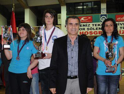 SEVILLA - Şenol Güneş ve futbolcula kupa dağıttı