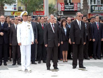 19 Mayıs Törenlerinde Vali, Boğaz Komutanı Ve Belediye Başkanı Boş Tribünleri Selamlamak Z