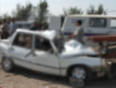 Abdüllatif Şener'in eşi trafik kazası yaptı