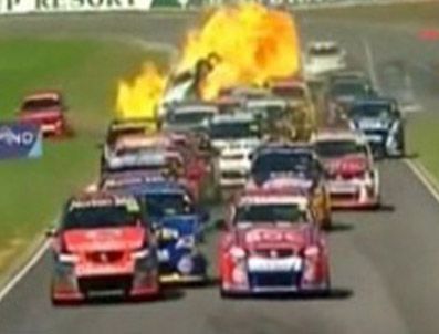 Otomobil yarışında korkunç kaza