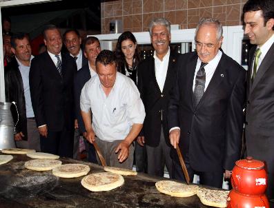 FESLIKAN - Bakan Gönül, Sacda Bazlama Ekmeği Çevirdi