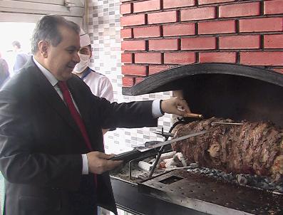 OSMAN GÜNEŞ - İçişleri Bakanı Güneş, Erzurum‘da Cağ Kebabı Kesti