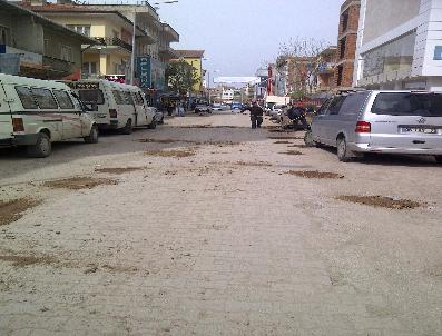 AYHAN ÇELIK - Yerköy Belediyesi Yollarda Oluşan Çukurları Toprakla Doldurdu