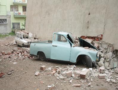 Bina Çöktü, İki Otomobil Enkaz Altında Kaldı