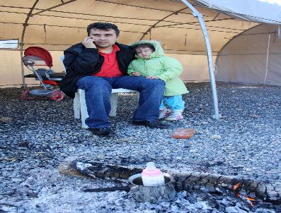 Depremzede Baba, Çocuğunun Sütünü Odun Ateşinde Pişirdi
