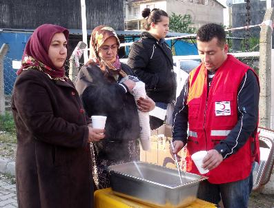 Kızılay, Depremzedelere Sıcak Yemek Dağıttı