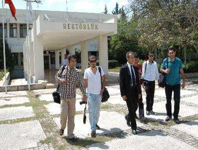 ÇUKUROVA GAZETECILER CEMIYETI - Rektör, Gazetecileri Çağırdığı Basın Toplantısına Katılmadı