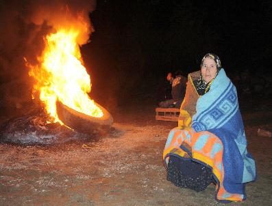 Simav‘da Vatandaşlar Geceyi Dışarıda Ateş Başında Isınarak Geçirdi