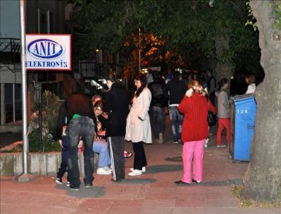 Simav'daki Deprem: Eski Köy Evlerinin Çoğu Ağır Hasar Aldı