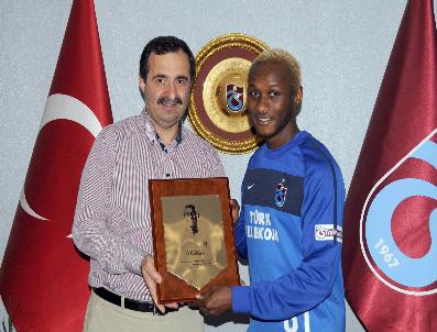 Trabzonspor Yönetimi‘nden İbrahima Yattara‘ya Plaket