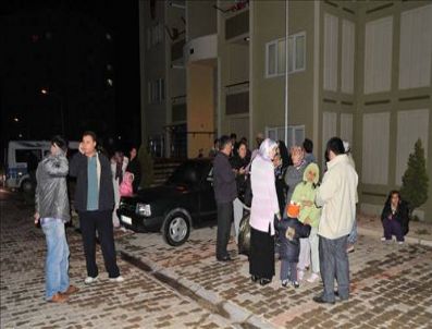 Türk Kızılayı İzmir Şubesi Deprem Bölgesine Yardım Gönderdi