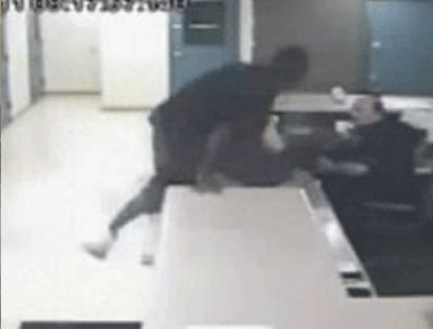 OHIO - Karakolda polise bıçaklı saldırı!