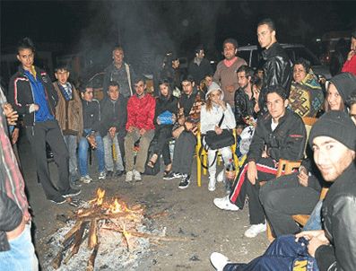 Simavlılar geceyi sokaklarda geçirdi