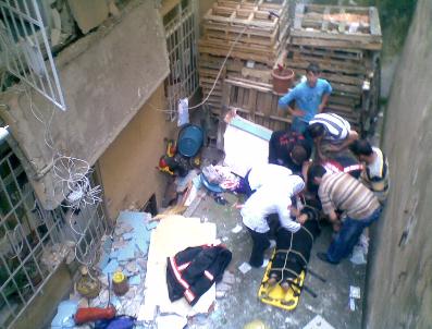 Çöken balkondan yere çakılan 5 kişi ağır yaralandı