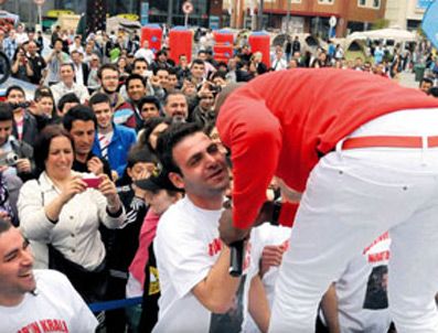 PASCAL NOUMA - Pascal Nouma, Nihatçıları öptü