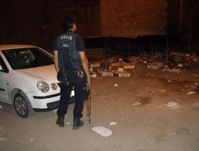 Ak Parti Binasına Ses Bombası Atanlar Güvenlik Kamerasına Yakalandı