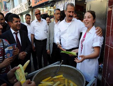 Bakan Çağlayan Vatandaşlara Mısır Ve Simit Ismarladı