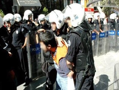 Chp'ye yürümek isteyen grup ile polis arasında arbede yaşandı
