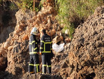 Falezlere Yüzmeye Gidenlerin Üzerine İstinat Duvarı Çöktü