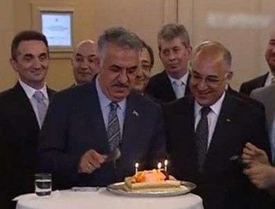 Bakan Yazıcı'ya doğum günü sürprizi
