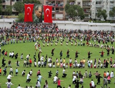 Bergama'da 1915 kişiden oluşan ekip harmandalı oynadı ve bir rekora imza attı