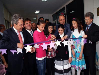 FERAMUZ ÜSTÜN - Çocuk Yuvasında Kalan Miniklerden Resim Sergisi