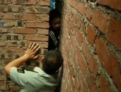 Çin'de çocuk duvara sıkıştı