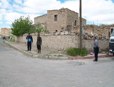 Trafik Kazalarına Neden Olan Bahçe Duvarı Yıkıldı