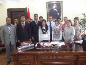 Hakkari Eğitimciler Derneği Öğretmen Ve Öğrencileri Vali Türker‘i Ziyaret Etti