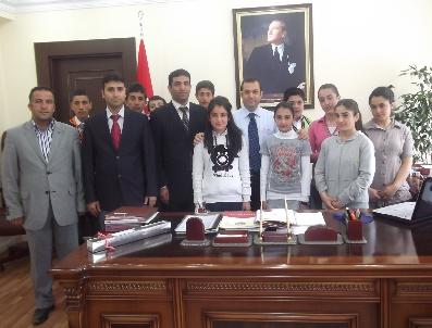 MUAMMER TÜRKER - Hakkari Eğitimciler Derneği Öğretmen Ve Öğrencileri Vali Türker‘i Ziyaret Etti