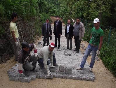 Karapürçek‘te Köy Yollarına Kilitli Parke Döşeniyor