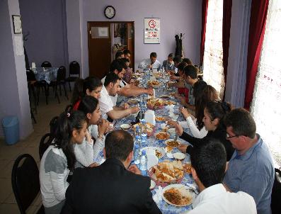 METIN ESEN - Kaymakam Esen‘den Tiyatro Ekibine Yemek