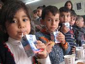 Öğrencilere Süt Ve Kek Dağıtıldı