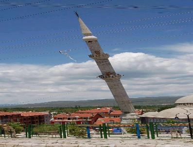Simav'da hasarlı minareler yıkılıyor