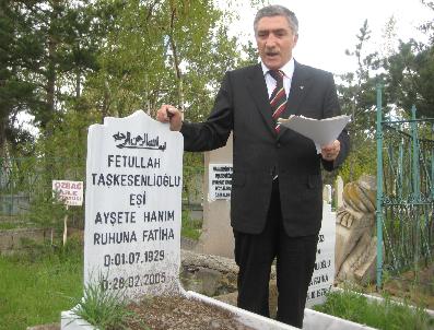 Babasının Yassıada‘dan Yazdığı Mektubu, Annesinin Kabri Başında Okudu