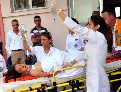 TEPECIK EĞITIM VE ARAŞTıRMA HASTANESI - İzmir'de Vinç Okul Servisi Le Çarpıştı: 23 Yaralı