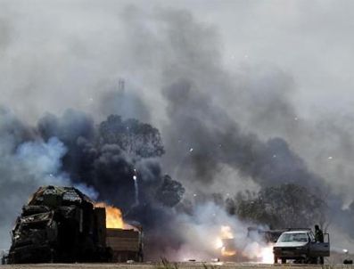 Libya'nın başkenti Trablus'a bomba yağıyor