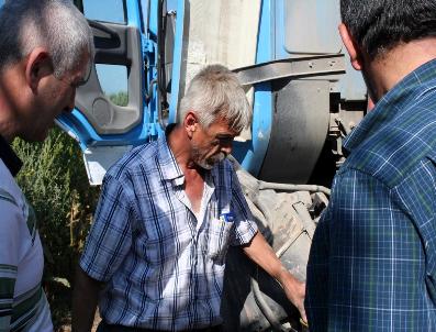 Tır Şoförü Direksiyon Başında Uyuyanca Tonlarca Mermer Tarlaya Savruldu