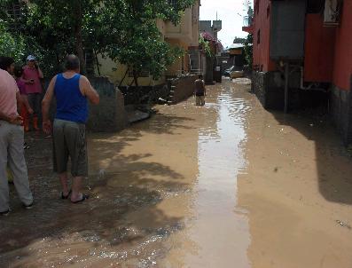 Adana‘da Sel Suları Bahçe Duvarını Yıktı