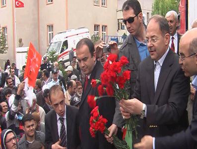 Bakan Akdağ, Uzundere İlçesinde Seçim Çalışmalarını Sürdürdü