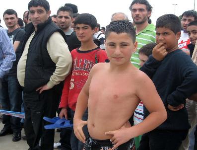 Deniz‘e Düşen Otomobildeki Kadını 14 Yaşındaki Çocuk Kurtardı