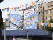 Mitingde Meydanında Demirel‘e Afişli Eleştiri: Şapka Düştü, Kel Göründü