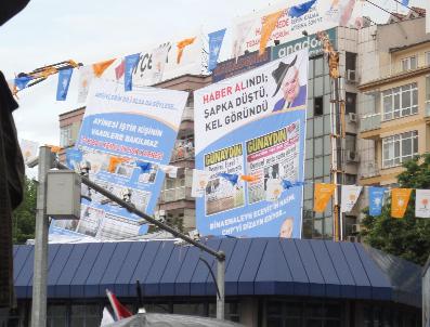 Mitingde Meydanında Demirel‘e Afişli Eleştiri: Şapka Düştü, Kel Göründü